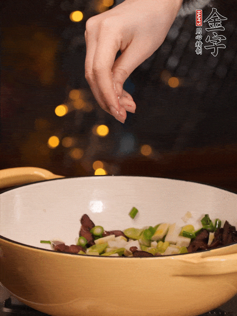 可以加點(diǎn)點(diǎn)水，再加菜苔，加點(diǎn)鹽、味精調(diào)味