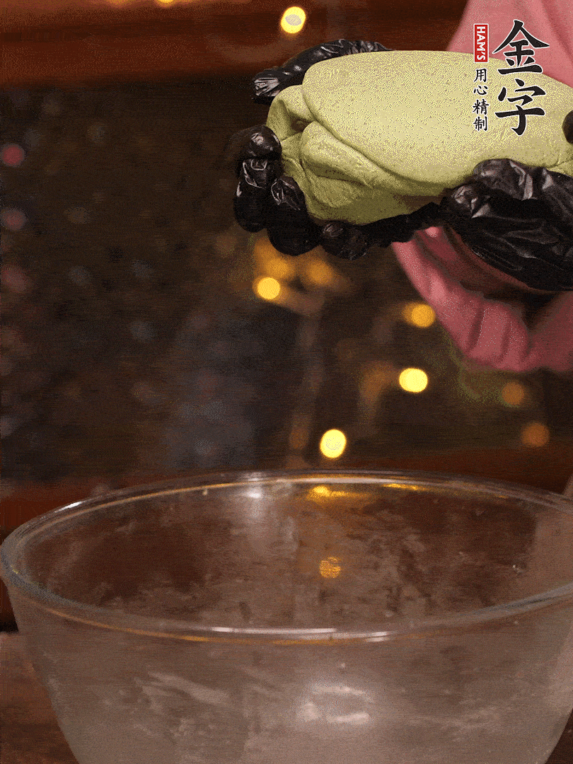 清明粿粉，分次加艾草泥，加點油揉2分鐘，揉到面團光滑，醒發(fā)一下