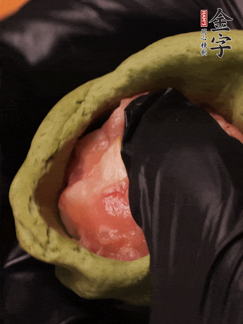 切成小劑子，中間壓個坑，做成碗狀，虎口慢慢收口