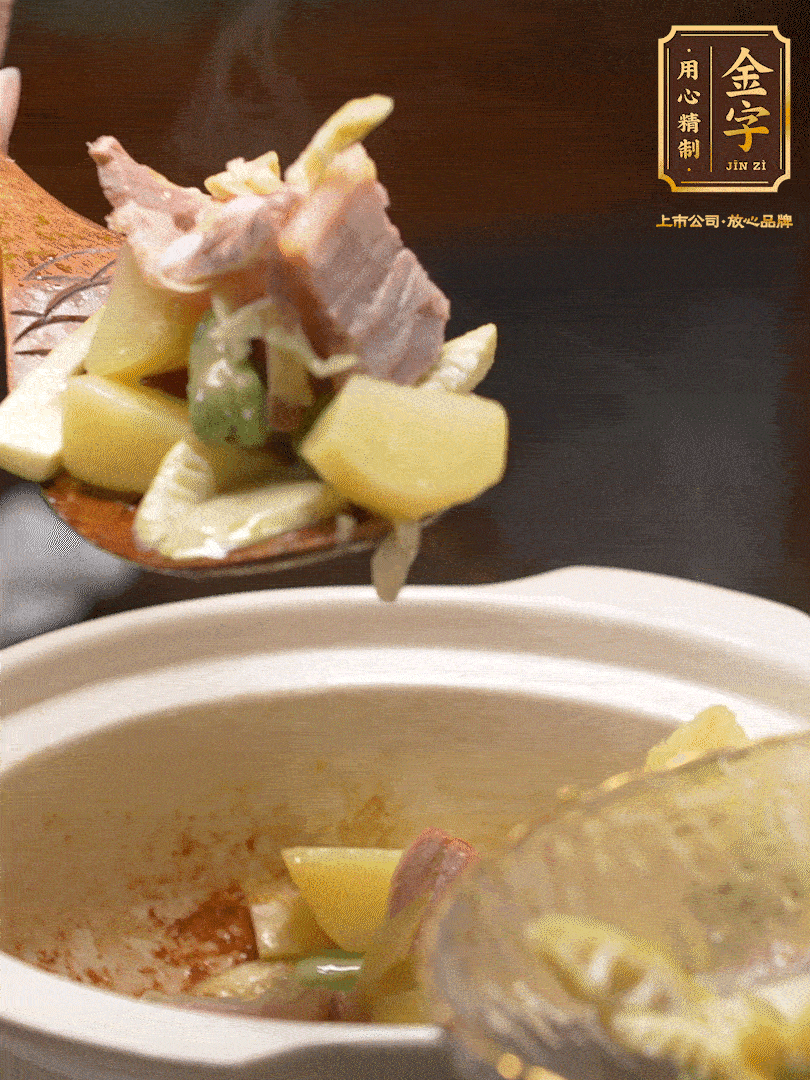 煸出咸肉脂香，再下筍丁、蠶豆。呈出