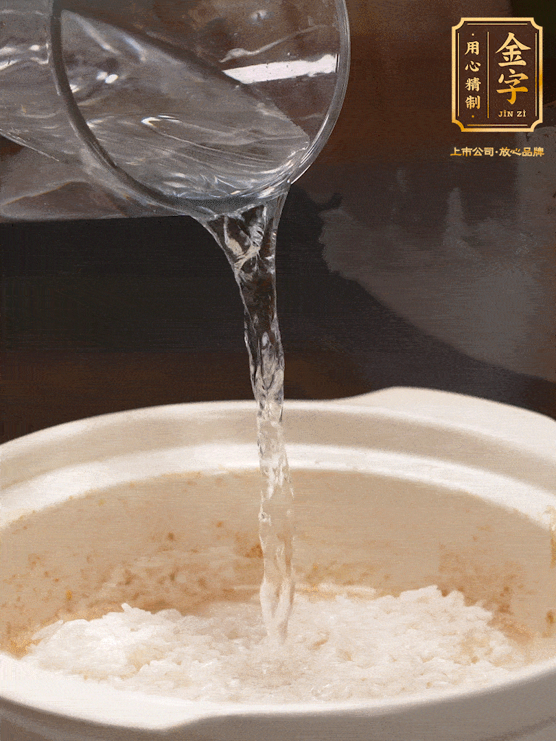 將泡好的米，加水一指，煮至沸騰