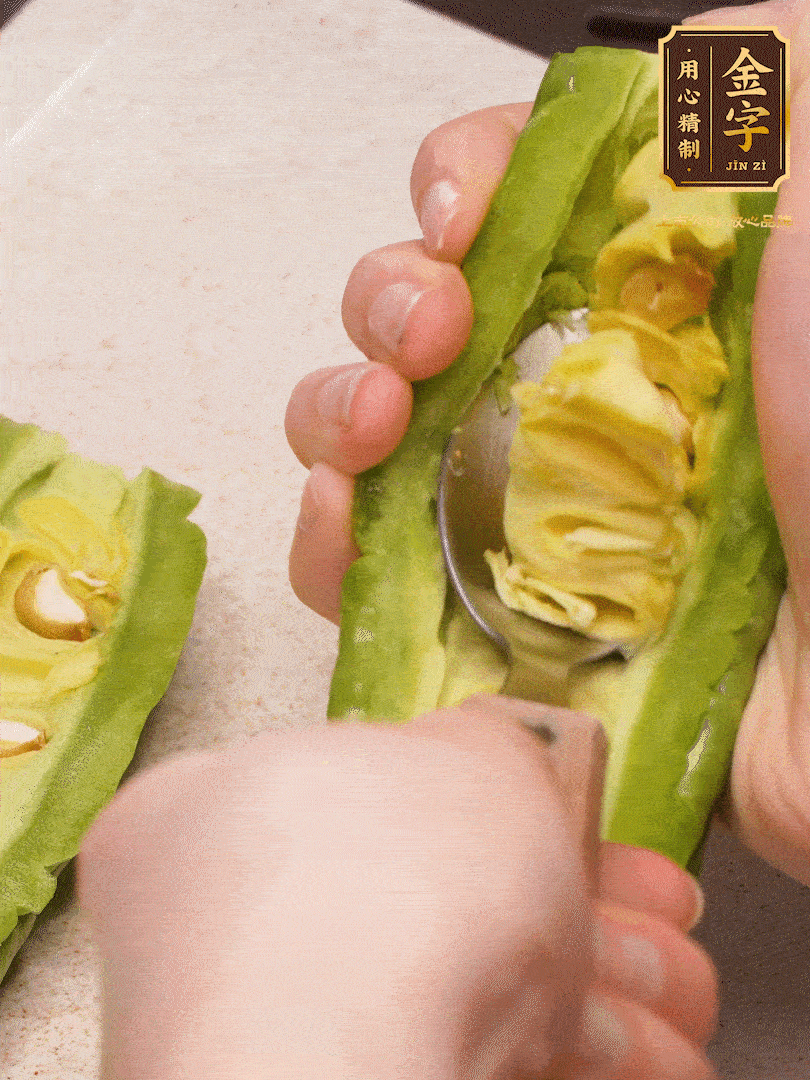 苦瓜從中間切開，把里面的瓢和籽全部挖干凈