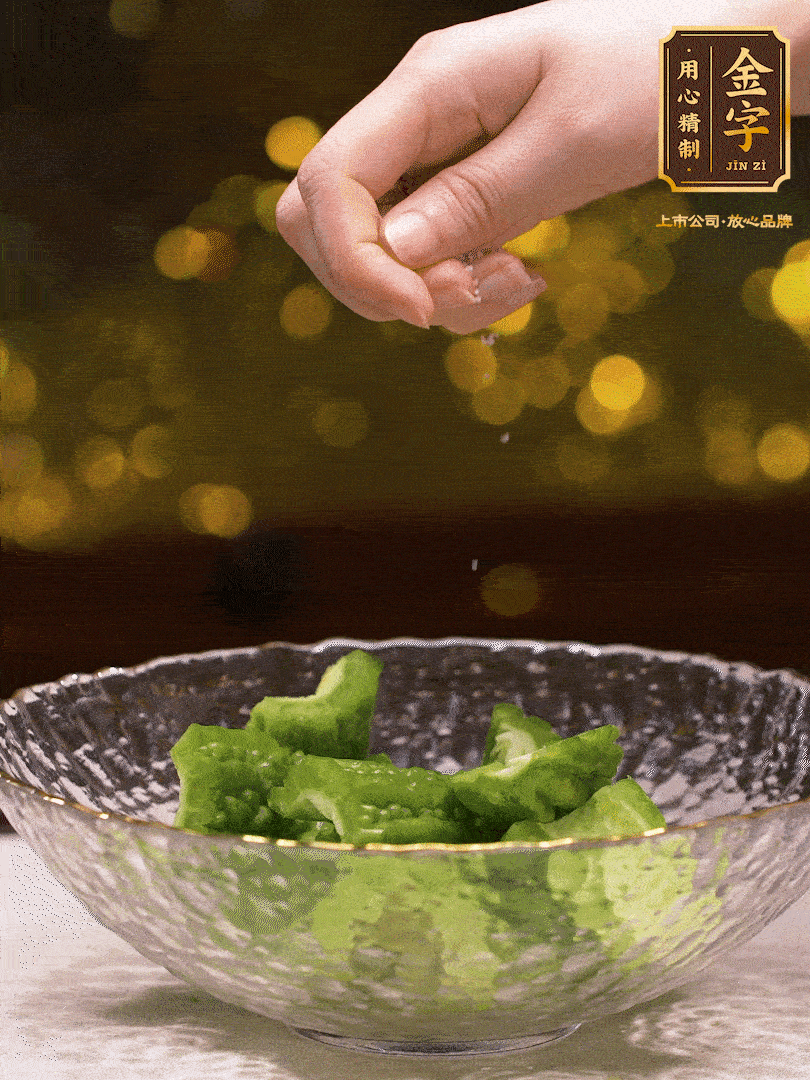 處理好的苦瓜切段（5cm），加點(diǎn)鹽鹽腌一下，去除一下苦味