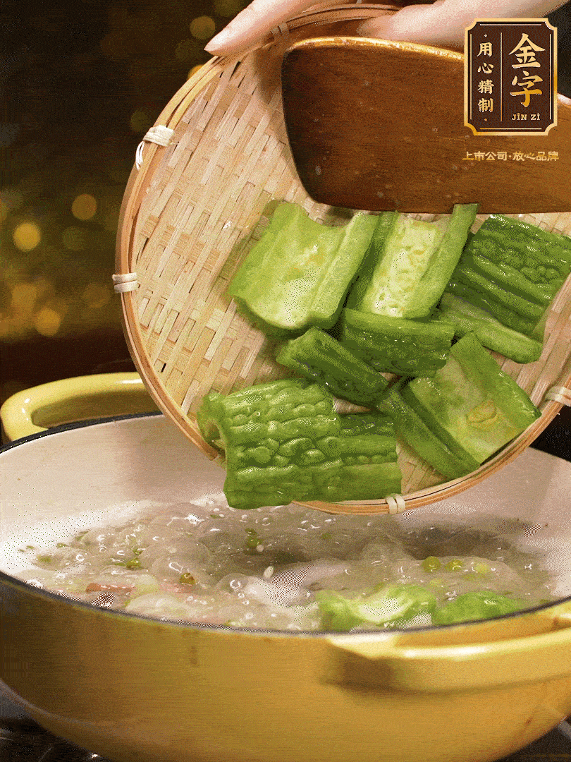最后在放苦瓜燒開，放一點(diǎn)點(diǎn)調(diào)味糖，燉煮20分鐘
