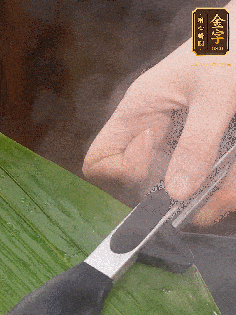 新鮮粽葉洗凈，用開水煮一下，讓粽葉更有韌性不易裂。