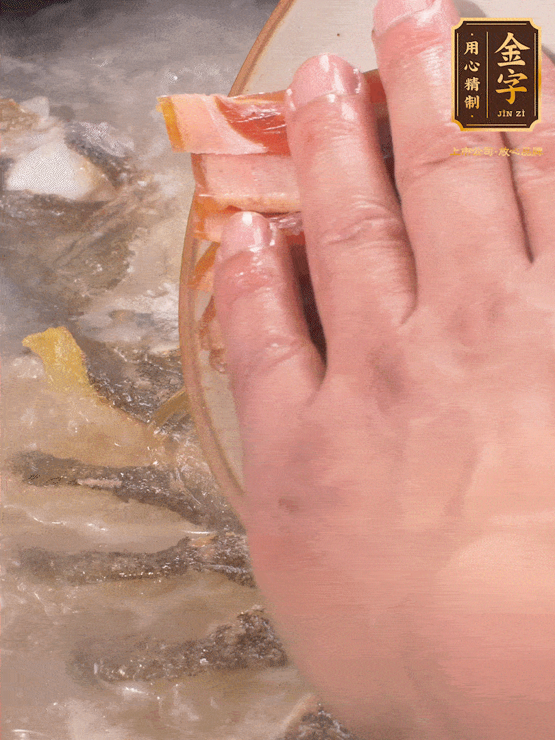 將煎好的魚，倒入三大碗開水。大火煮開后放入1個(gè)蔥結(jié)、2片姜片和1勺料酒和火腿片