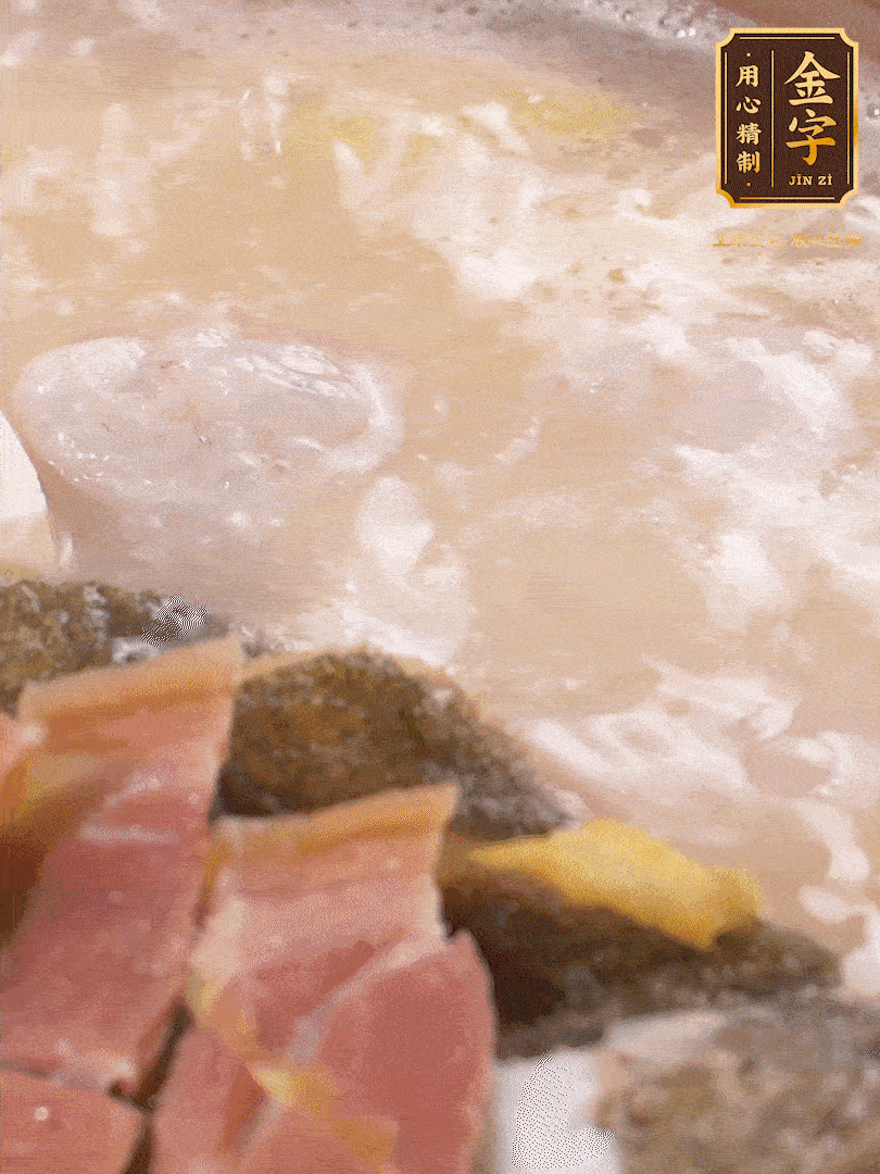 大火煮至沸騰后，轉(zhuǎn)至砂鍋中，繼續(xù)燉煮。這個(gè)時(shí)候可以放入一些自己喜歡吃的配菜比如蝦滑、內(nèi)酯豆腐來添味