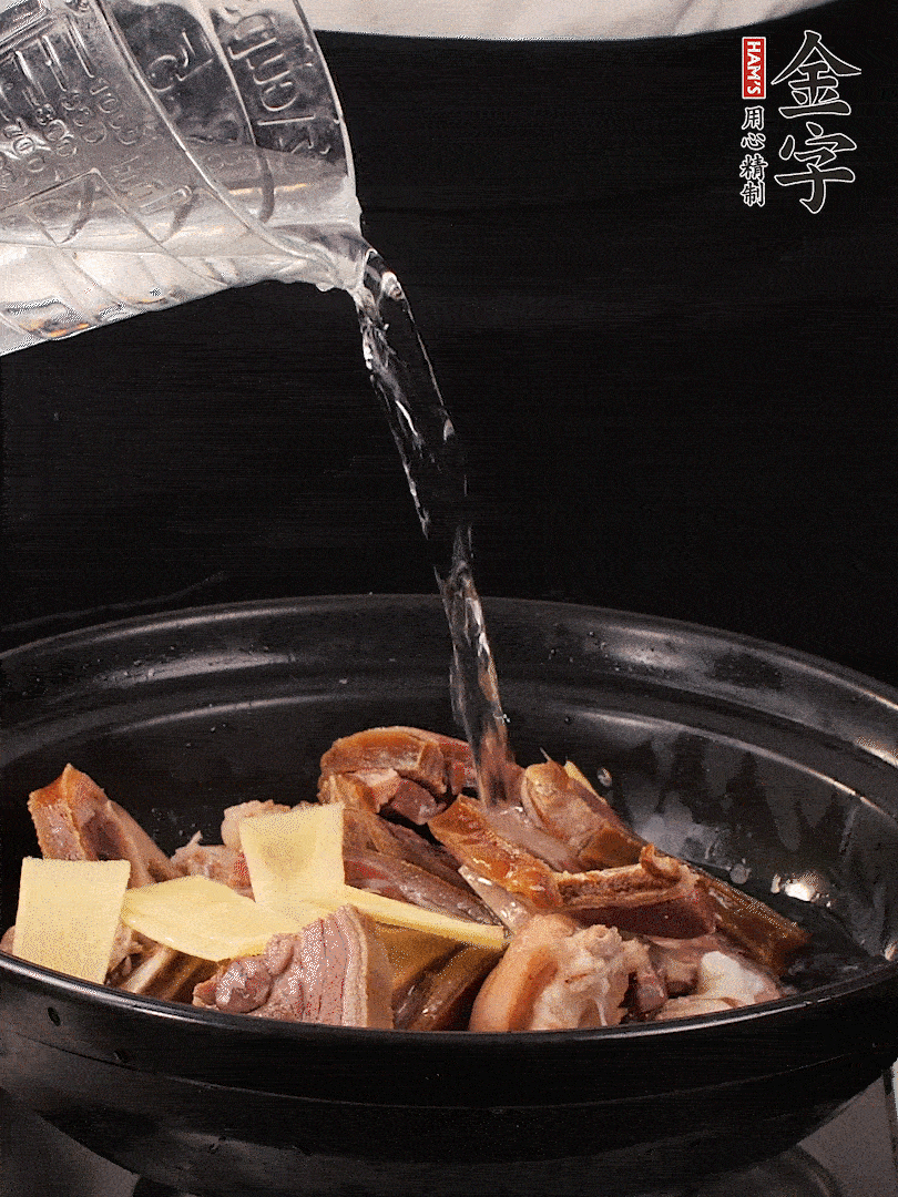 火腿、豬腳放到大砂鍋里，黃酒提鮮，蔥姜去腥，加2kg純凈水沒過食材。水一定要放足，中途最好不能加水