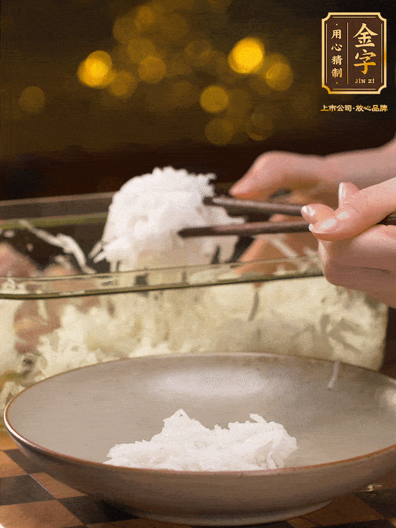 腌好的蘿卜絲控干水份用筷子夾出 、放在盤子底部