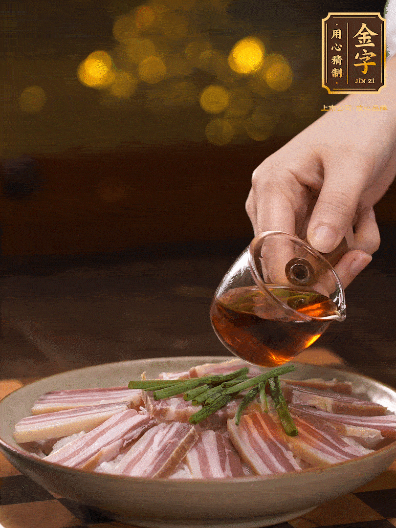 把切好的咸肉，均勻的鋪在蘿卜絲的四周頂部放少許蔥段 淋上少許料酒，放入鍋中 大火蒸二十分鐘