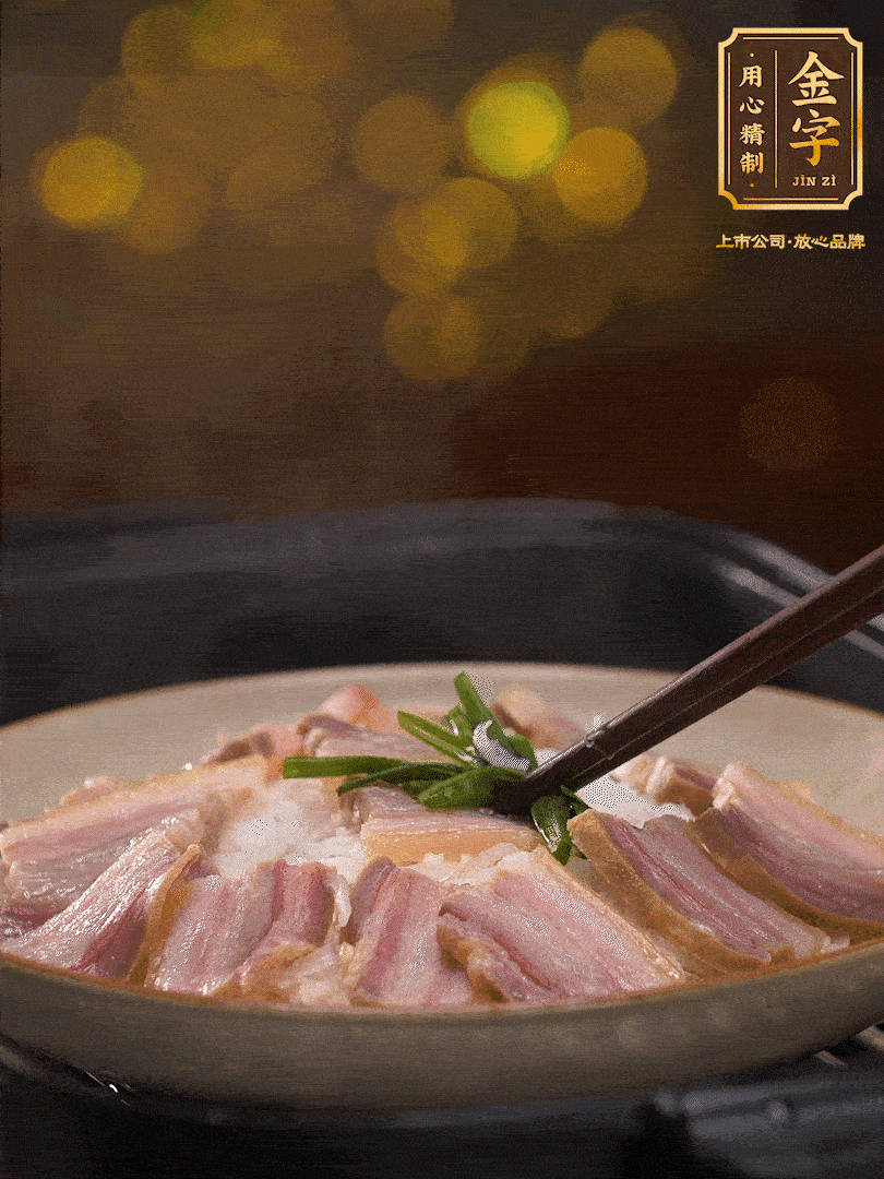 二十分鐘后關(guān)火，去除頂部的蔥段，最后撒上少許的蔥末，就完成了