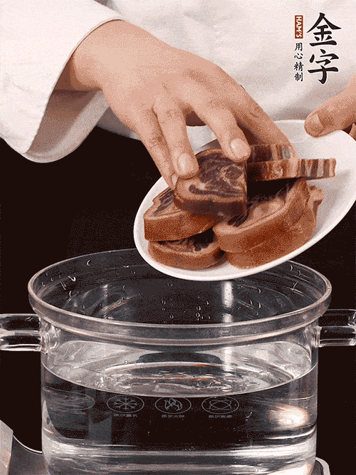 準備食材。做金銀蹄有2個關鍵點：食材上火腿當然得選足年發(fā)酵的金字火腿，新鮮豬爪最好選前腳、大小適宜的。