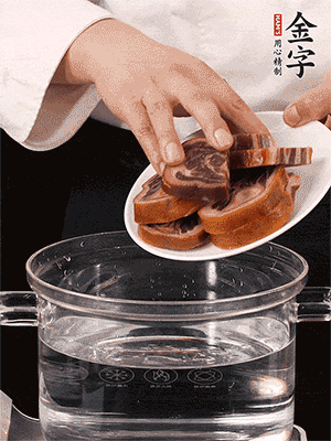 一包200g的金字火腿蹄片恰好搭配一個新鮮豬爪（豬腳）。都先加蔥姜、料酒焯水一遍，把血水清除后燉出來才能更清澈不油膩。