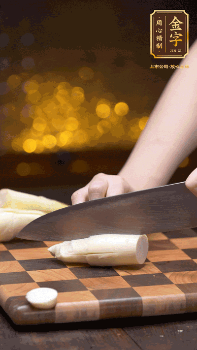 茭白剝?nèi)ネ馄?，去掉根部老硬部分，洗凈切滾刀塊