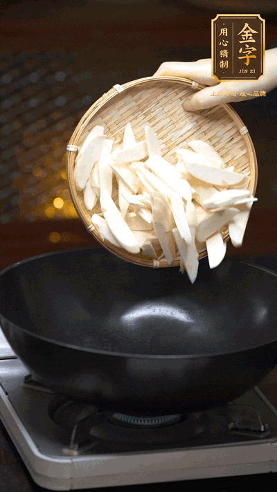 油至5成熱，下茭白塊翻炒，慢慢煎炒至表面微微焦黃