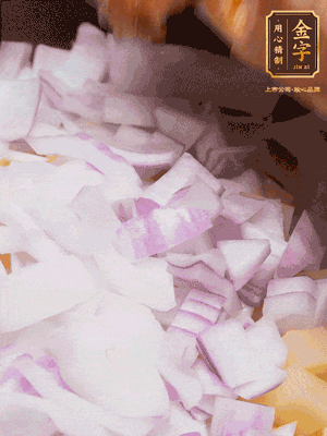 倒入洗干凈的大米、土豆丁、洋蔥碎、排骨、金字火腿xo醬、水