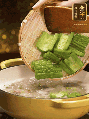 倒入熱水，和泡開的綠豆（連水）和火腿片，大火燒開燉一個(gè)小時(shí)