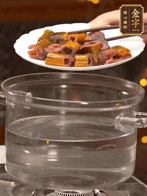 黃鱔冷水下鍋焯燙，再用清水洗凈去除腥味