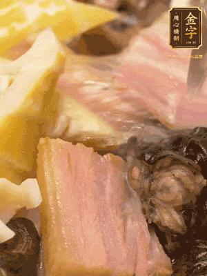 倒入滾燙的熱水，燉煮20分鐘，湯濃汁白