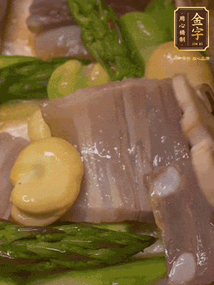 倒入熱水，燉煮10分鐘