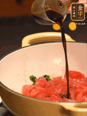 調(diào)味：1勺蠔油、1勺生抽、2轉(zhuǎn)胡椒粉和2勺番茄醬倒入400ml開水，燒至湯汁濃厚