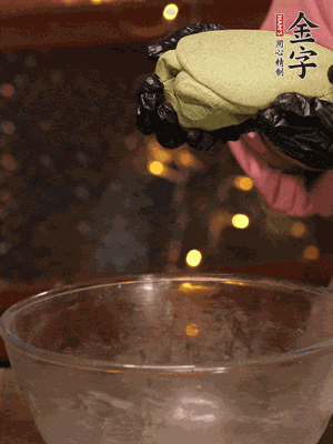 水里放點鹽，燒開后放艾草，一勺小蘇打，撈出浸入涼水，打成艾草泥