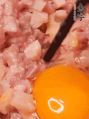 豬肉末、咸肉丁，分次加蔥姜水，一勺糖、一丟白胡椒，春筍丁，打入一個雞蛋