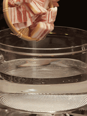 排骨、咸肉，一起下入鍋中，加入蔥，姜，料酒，倒入清水焯水清洗干凈