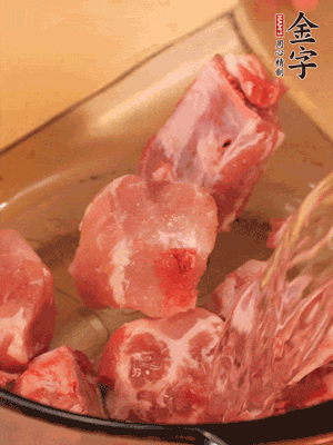 排骨冷水下鍋，加料酒、姜片，煮開綽水