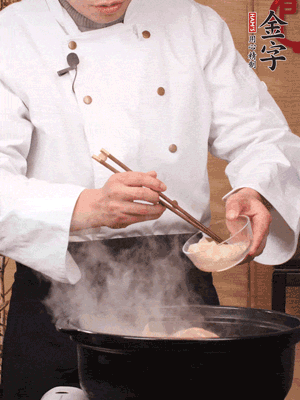 花膠、金湯放入鍋中小火再燉10分鐘