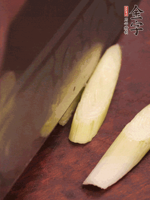 蒜白切小段，辣椒斜切圈