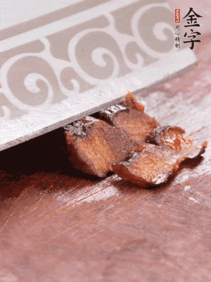 金字醬油肉水煮15分鐘，切薄片