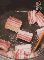 鍋中放菜籽油燒熱，下咸肉、冬筍略微煸炒