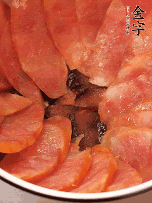 深碗涂抹豬油，頂端鋪枸杞，間隔鋪上香腸、醬油肉片