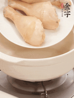 雞腿、火腿、干貝、蒜頭放入砂鍋內(nèi)燉1小時