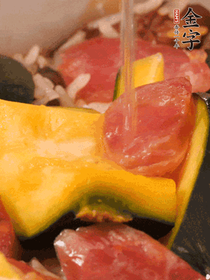 倒入溫開水，水量高出米面一個指節(jié)。