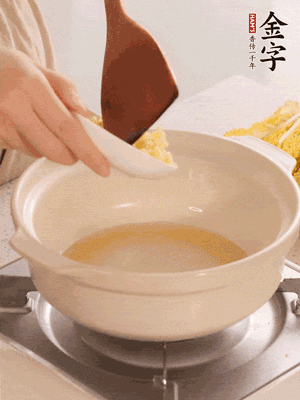 鍋里留少量底油煸香火腿和姜末。