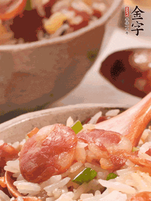 開(kāi)蓋后，沿鍋邊淋2大勺花生油，大火烤出鍋巴。輕輕翻拌一下，撒點(diǎn)蔥花。