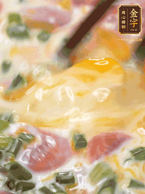 三個(gè)全蛋中加適量牛奶、鹽、黑胡椒粉、臘腸、蔥花攪拌均勻