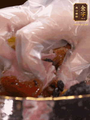 排骨洗凈后（蠔油、生抽、老抽、鹽、糖、淀粉、豆豉、蒜蓉、姜絲）腌制30分鐘