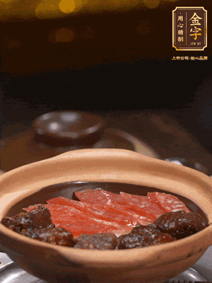 鋪上臘腸和排骨，鍋邊淋一圈油，小火煲10分鐘