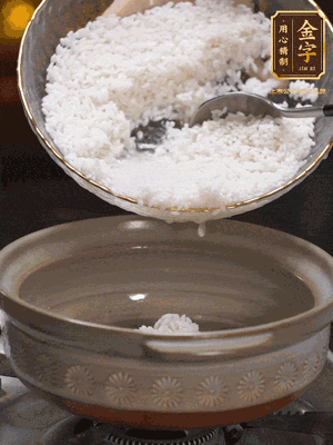 鍋底刷油，倒入米飯，水沒(méi)過(guò)即可，中小火燜10分鐘，戳幾個(gè)洞