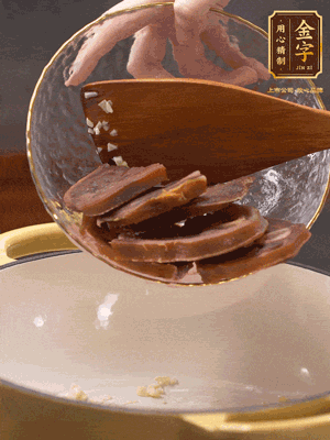 熱油爆香蒜粒、姜粒，加火腿蹄片煸炒一下