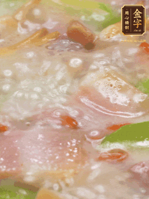 最后下蟶子，一點白胡椒調(diào)味，煮到白色湯汁出來。撒點枸杞點綴