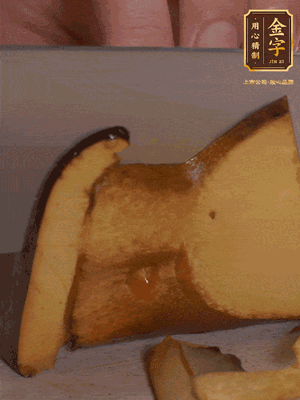 2個牛肝菌切丁，1個牛肝菌切片；金字香腸1根切丁，1根切片