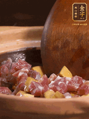 熱油下蒜片，倒入香腸丁、牛肝菌丁翻炒出香味