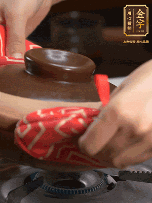 中火調(diào)成小火，鋪上香腸蓋蓋燜5分鐘。不斷轉(zhuǎn)動瓦煲，讓側(cè)壁的飯形成飯焦