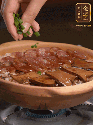 最后鋪上牛肝菌，爭分奪秒地倒上醬汁，撒點小蔥花