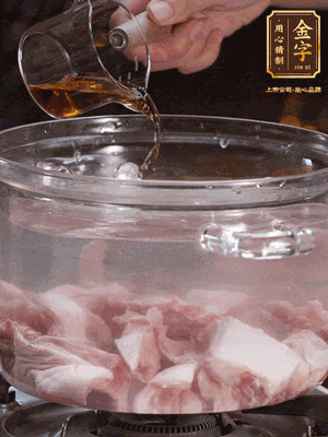 老鴨切塊，鍋里水煮開，鴨肉加姜片、料酒焯水