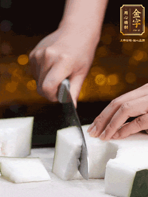 薏米提前浸泡好。冬瓜帶皮洗凈切塊